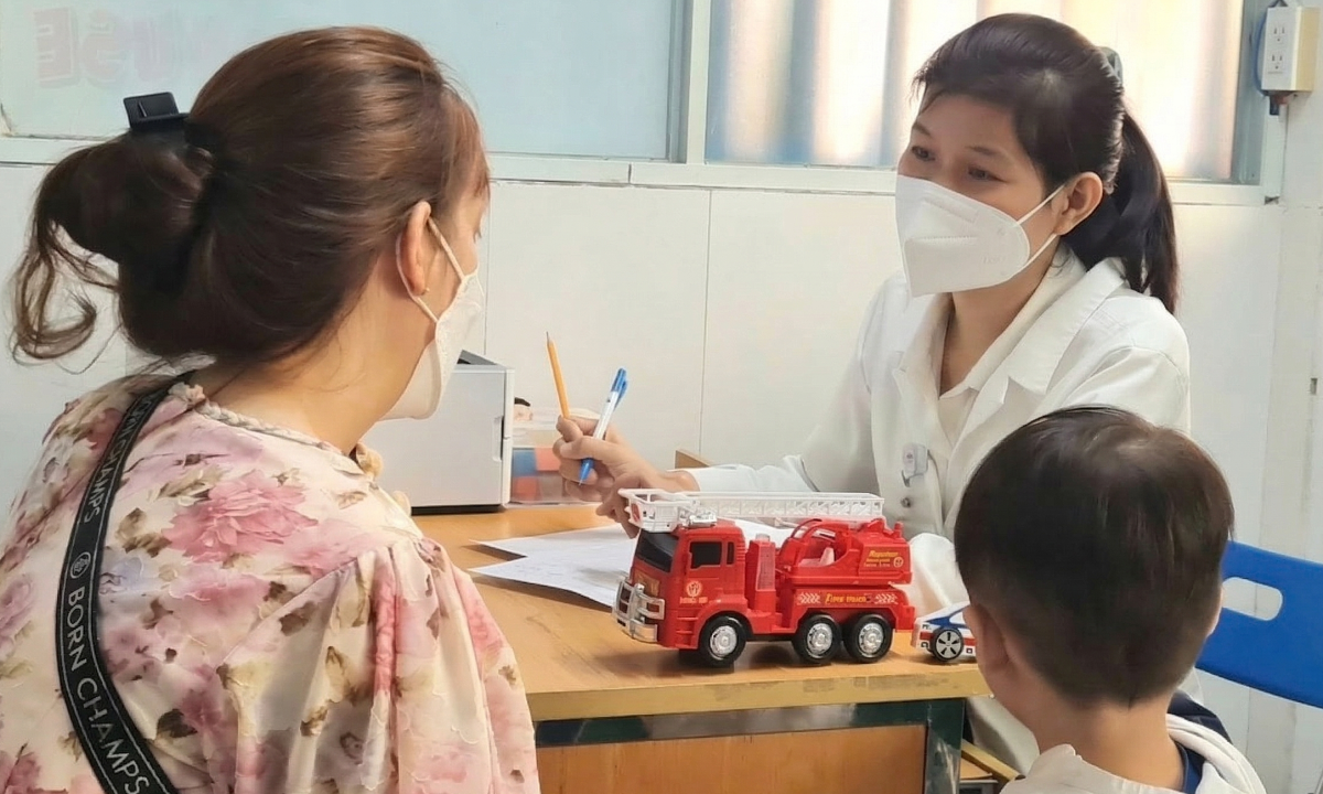 Bác sĩ chỉ cách nhận biết sớm trẻ tự kỷ