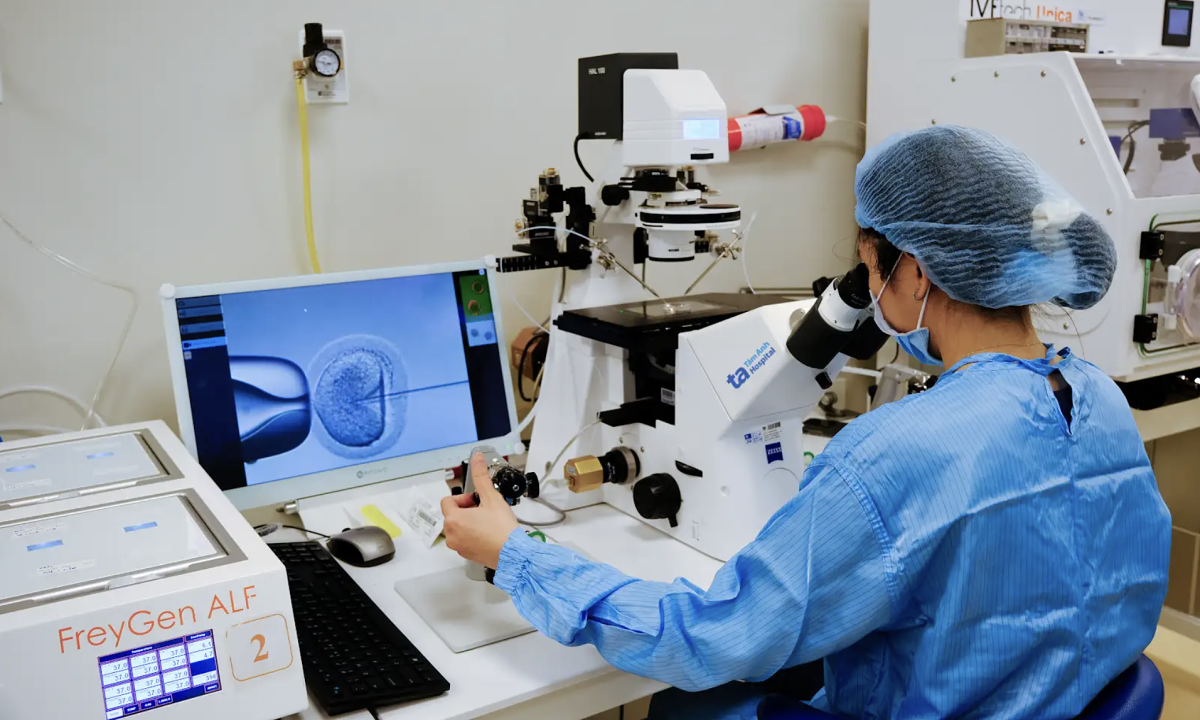 Chồng không tinh trùng, vợ ung thư có con nhờ thụ tinh ống nghiệm