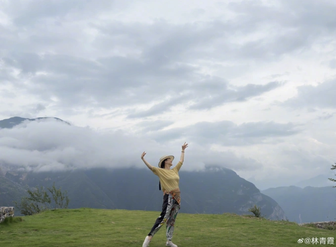 Lâm Thanh Hà múa với mây khi du lịch năm 2025. Ảnh: Weibo