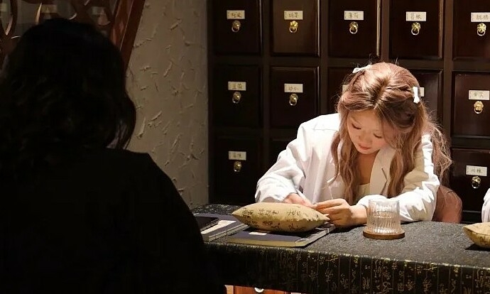 Giới trẻ Trung Quốc chuộng mốt đi bar bắt mạch bốc thuốc