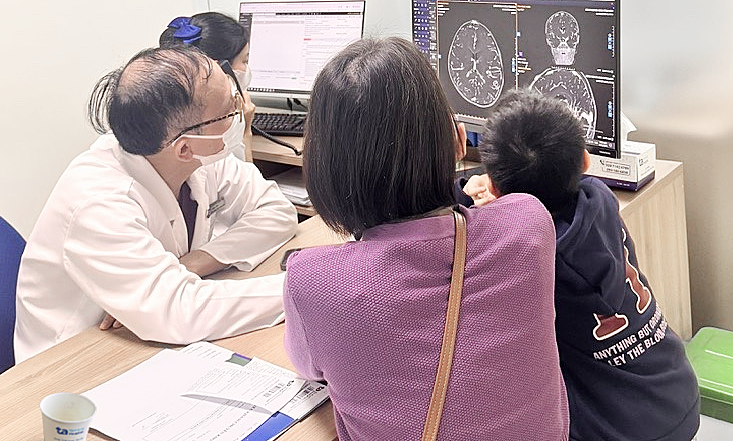 Bé trai 7 tuổi bị dị dạng mạch máu ở trán