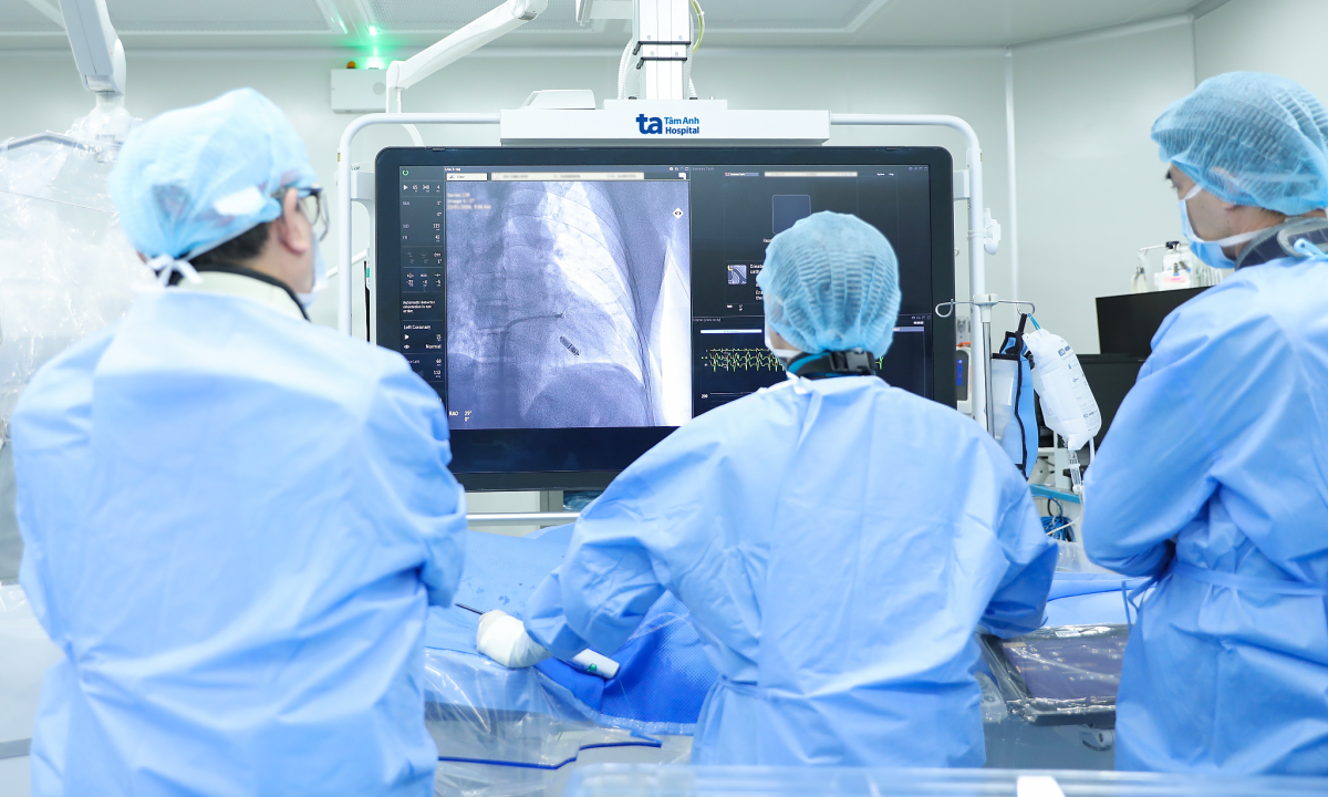 Ai có thể cấy máy tạo nhịp không dây?