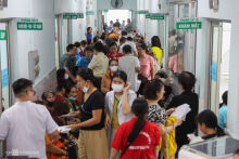 Hàng trăm người dân TP HCM xếp hàng chờ khám bệnh miễn phí