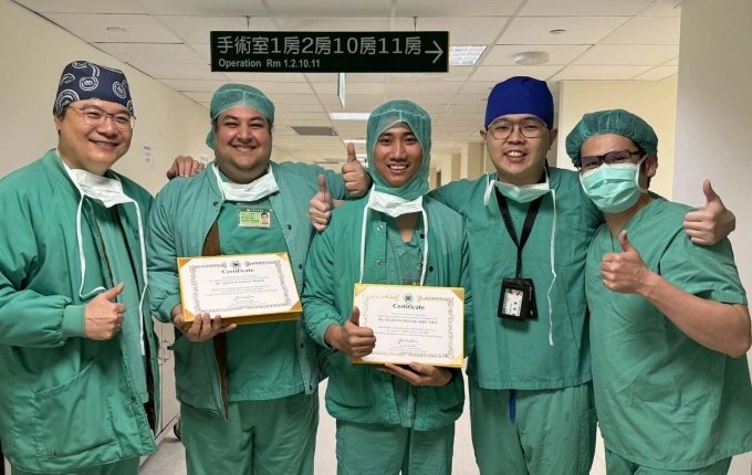 Bác sĩ Tiến (ở giữa) khi tham gia khóa học tại Đài Loan cùng các đồng nghiệp nước ngoài, tháng 2/2026. Ảnh: Bác sĩ cung cấp