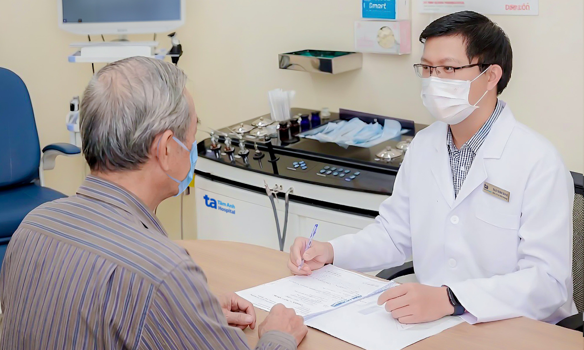 Tưởng khàn tiếng do viêm họng hóa ung thư phổi di căn