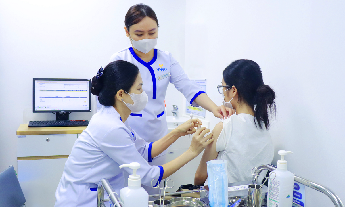 Sinh viên chủ động tiêm phòng não mô cầu