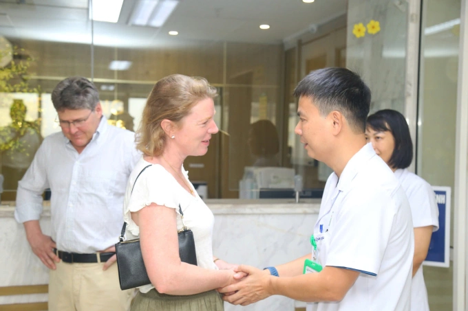 Gia đình cô gái Anh gặp bác sĩ. Ảnh: Bệnh viện cung cấp