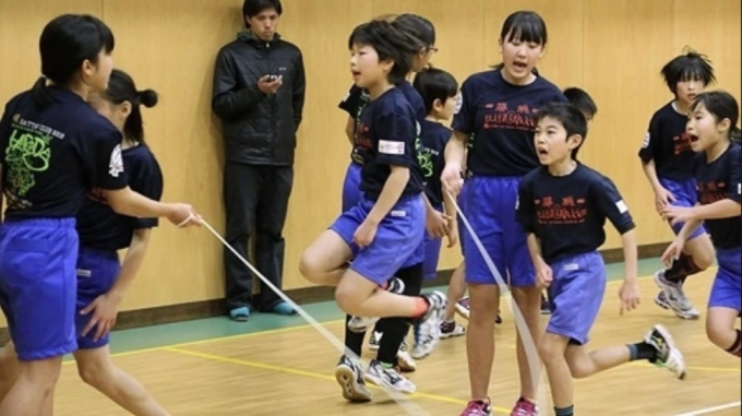 Các bộ môn như nhảy dây, nhảy một chân, nhảy từ bục xuống... giúp trẻ tăng chiều cao. Ảnh: Guinness World Record