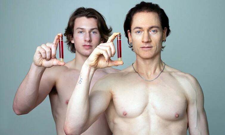 "Triệu phú trường thọ" dỡ bỏ thảm cỏ nhân tạo vì sợ hóa chất vĩnh cửu