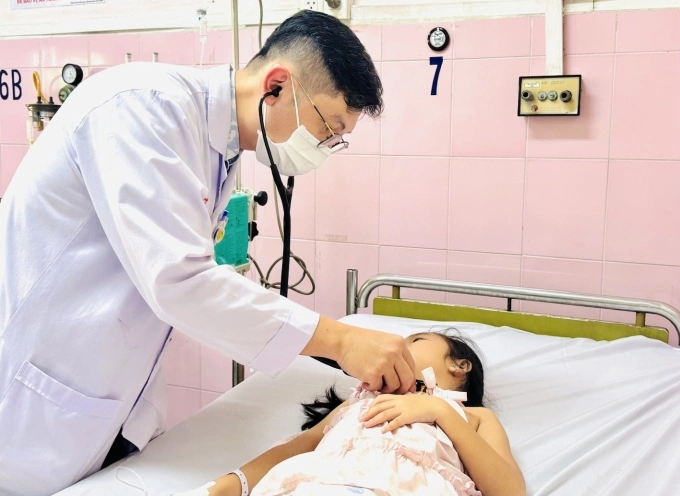 Bác sĩ Bệnh viện Nhân dân Gia Định thăm khám cho bệnh nhi nghi ngộ độc, chiều 9/4. Ảnh: Minh Toàn