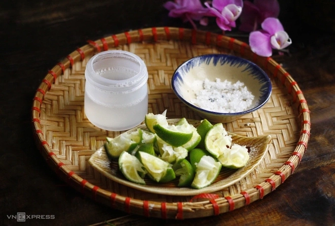 Bác sĩ khuyên chỉ nên uống nước chanh pha loãng (nửa quả chanh với 200-300 ml nước), không thêm nhiều đường. Ảnh minh họa: Bùi Thủy