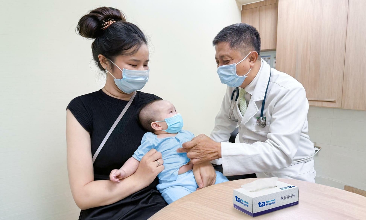 Có nên thoa rượu khi trẻ nổi mề đay không?