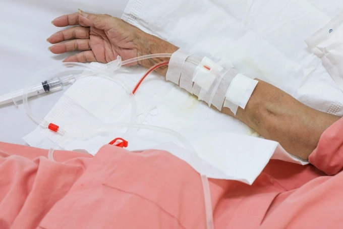 Bệnh nhân cần tuân thủ điều trị của bác sĩ, không tự ý dùng thuốc gây hại sức khỏe. Ảnh: Phùng Tiên