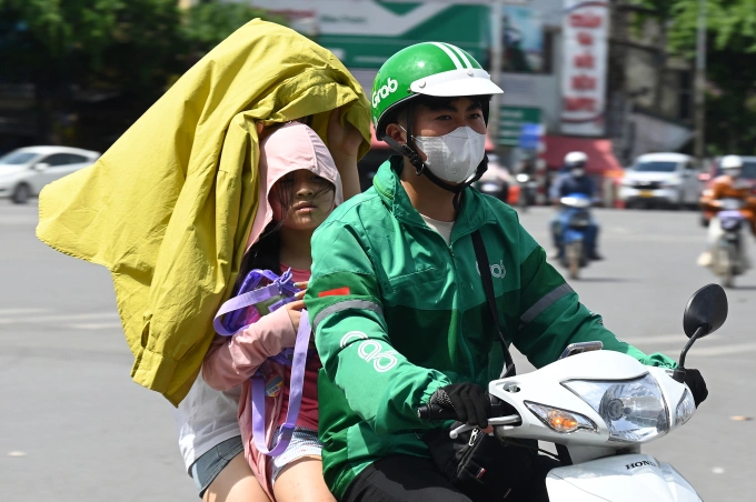 Mọi người nên hạn chế di chuyển vào khung giờ trưa, nắng nóng gay gắt. Ảnh: Giang Huy