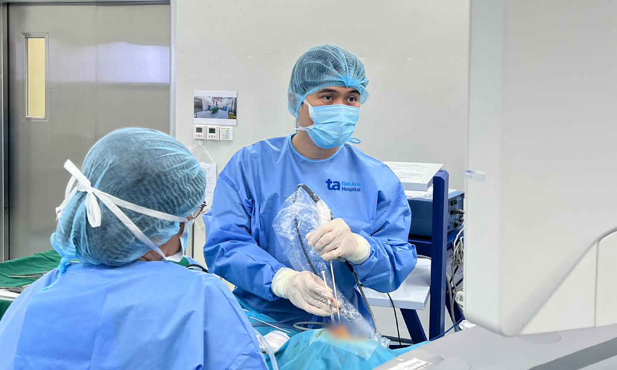 Vít niềng răng "đi lạc" vào xoang hàm