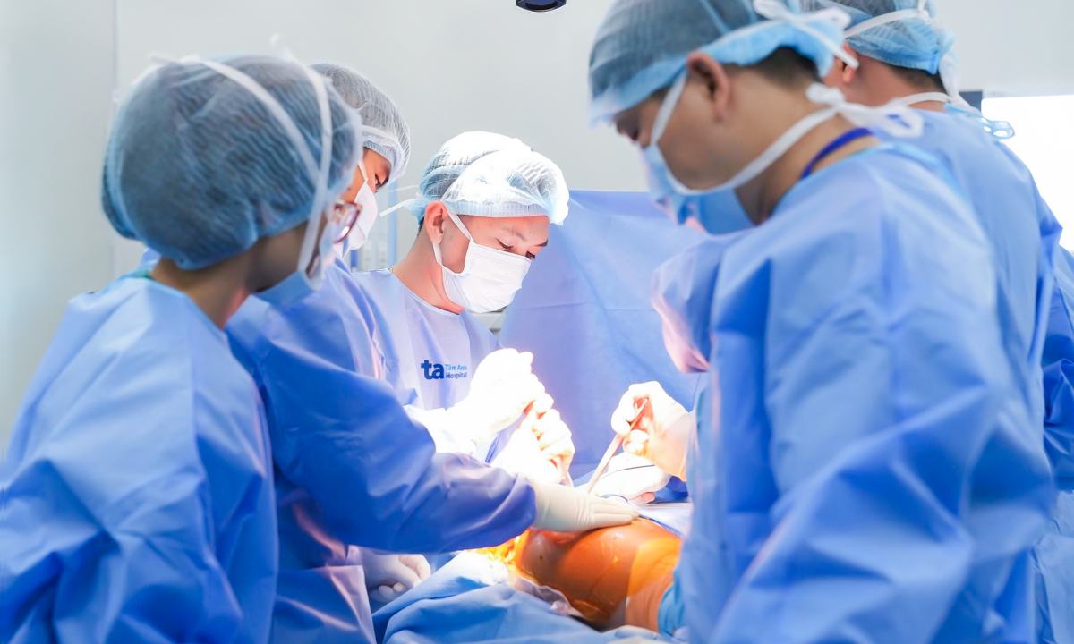 Thay khớp háng cho cụ bà mắc đa bệnh nền