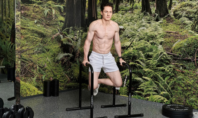 Tỷ phú trường thọ Bryan Johnson khẳng định 10 lần squat tốt hơn 30 phút đi bộ - 1