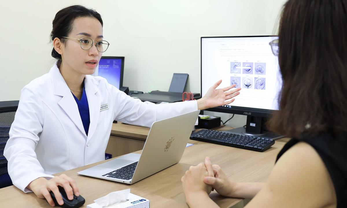 Sinh con ở tuổi 45 từ trứng của cháu hiến tặng