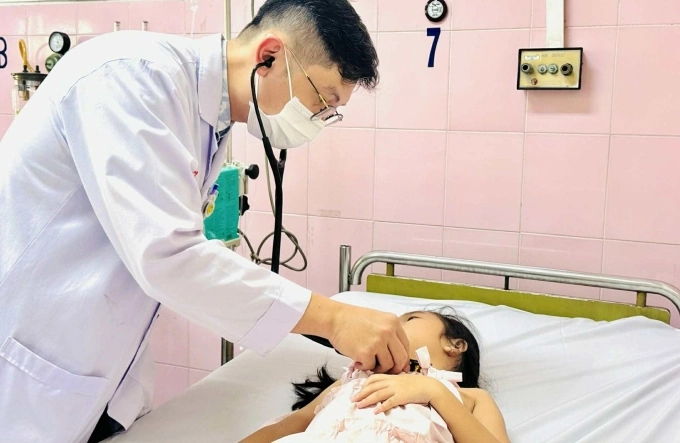 Bác sĩ điều trị bệnh nhi ngộ độc. Ảnh: Bệnh viện cung cấp