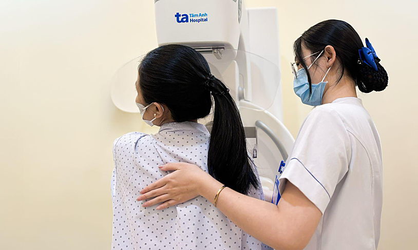 Tầm soát ung thư vú thế nào khi đặt túi ngực?