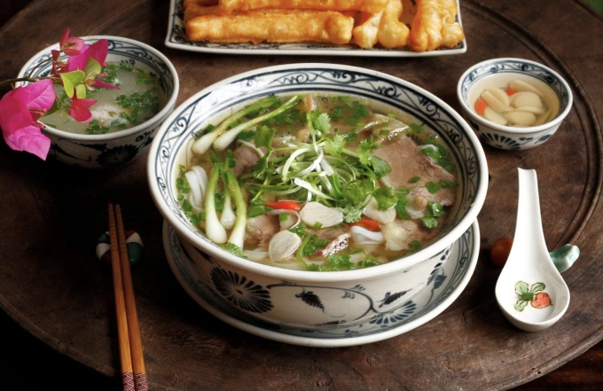 Nhiều người có thói quen húp cạn bát canh khi ăn bún, phở hay mì, nhưng nước dùng chính là nơi tập trung nồng độ natri đậm đặc nhất. Ảnh minh họa: Bùi Thủy