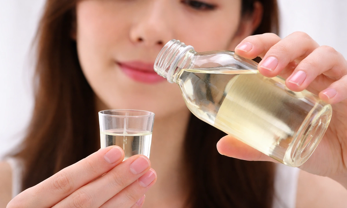 Súc miệng bằng dầu dừa giúp trắng răng, giảm hôi