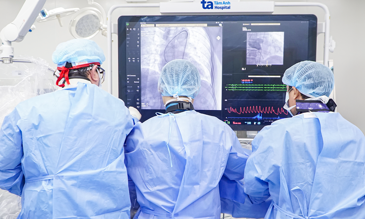 Thay van tim qua ống thông cho cụ bà 96 tuổi