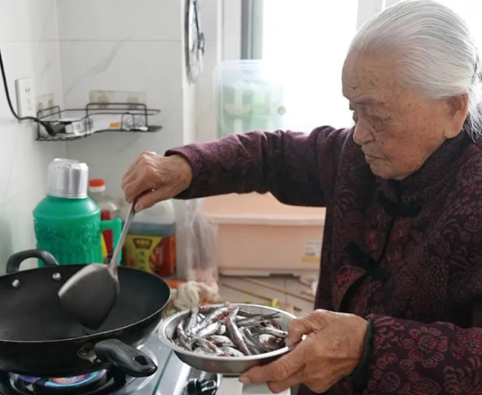 Ở tuổi 104, cụ Trịnh vẫn tự tay vào bếp nấu các món yêu thích của gia đình. Ảnh: QQ