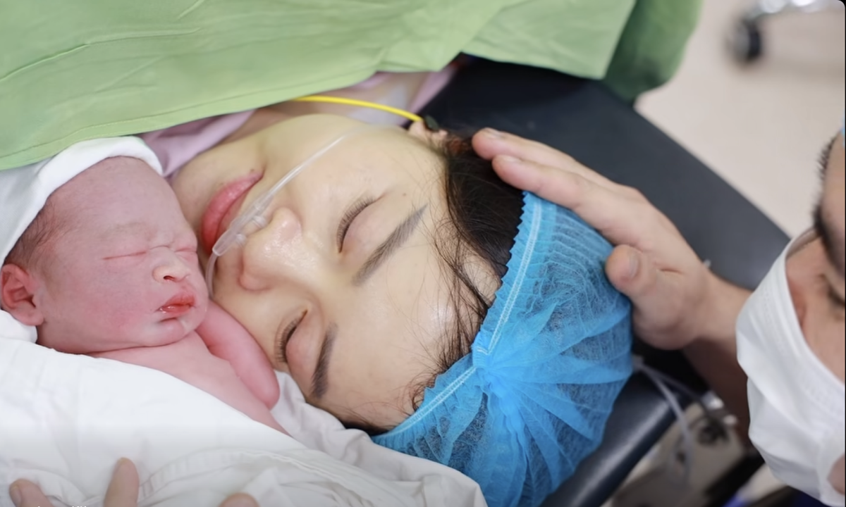 Cặp song sinh chào đời cách nhau 13 tuần