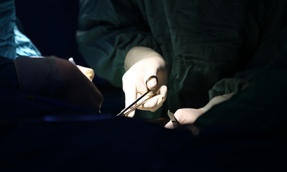 Nối mạch máu và gân cổ tay đứt lìa cho người đàn ông tại Côn Đảo