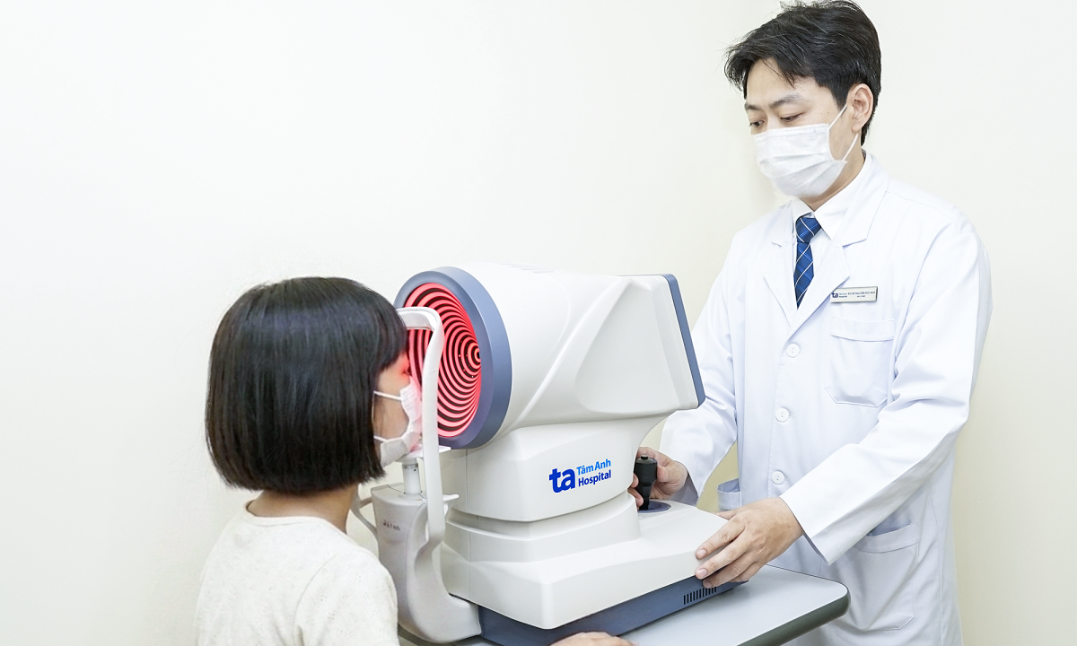 Đeo kính lệch gấp đôi độ cận, bé gái đau mỏi mắt