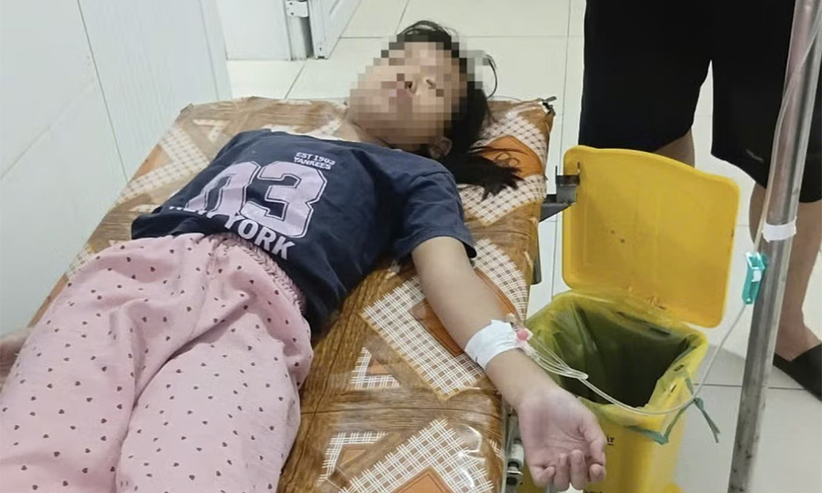 Hơn 20 người nghi ngộ độc sau khi ăn bánh mì