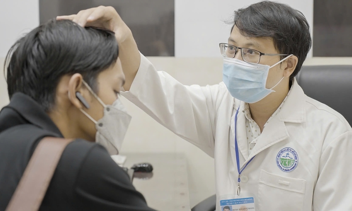 Sai lầm xả sạch dầu gội quá nhanh gây gàu dai dẳng