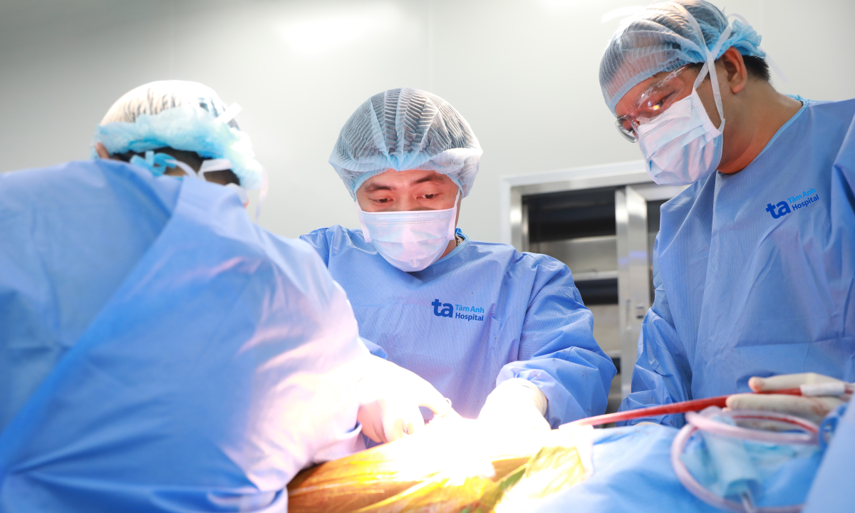 Tại sao người cao tuổi dễ bị gãy cổ xương đùi?