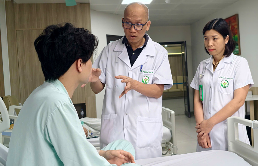 Rút hai chiếc đũa đâm ngập hốc mắt nam thanh niên