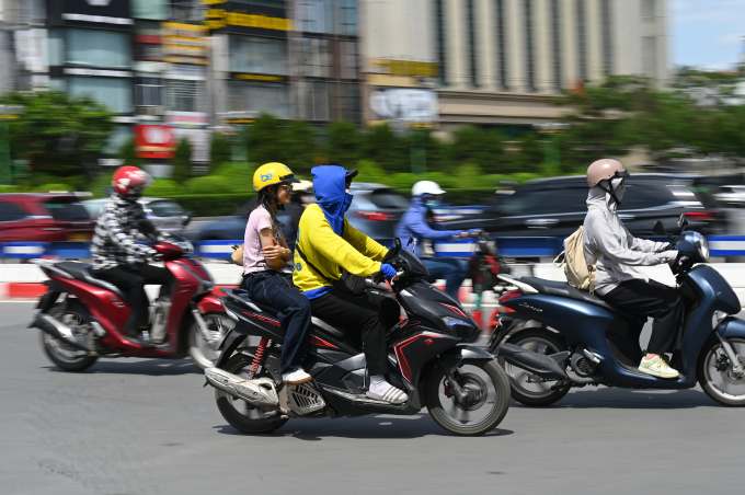 Sau khi di chuyển ngoài thời tiết nắng nóng, mọi người nên nghỉ ngơi, không vào phòng điều hòa ngay, tránh nguy cơ đột quỵ. Ảnh: Giang Huy