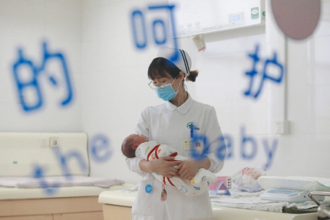 Một y tá chăm sóc trẻ sơ sinh tại Dương Châu, tỉnh Giang Tô, năm 2023. Ảnh: VCG
