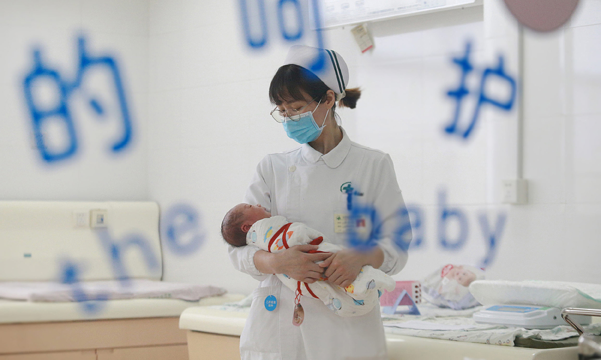 Bác sĩ sản khoa Trung Quốc bỏ áo blouse đi bán bảo hiểm, mì bò