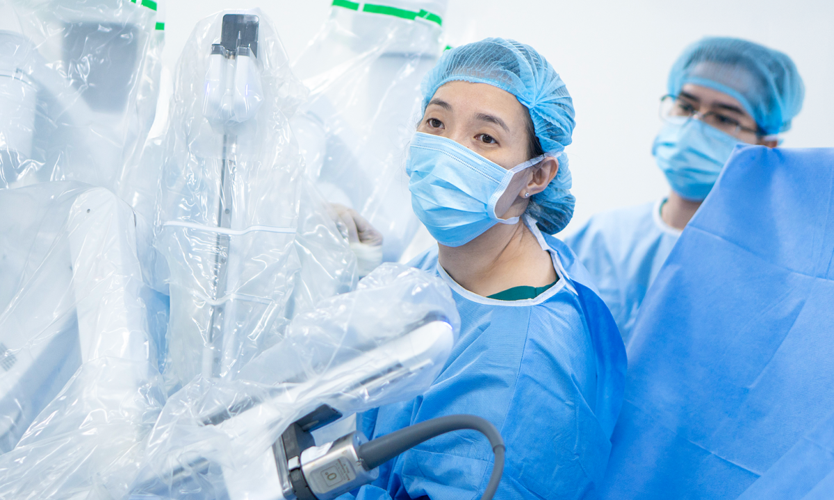 Phẫu thuật bằng robot điều trị són tiểu cho người phụ nữ