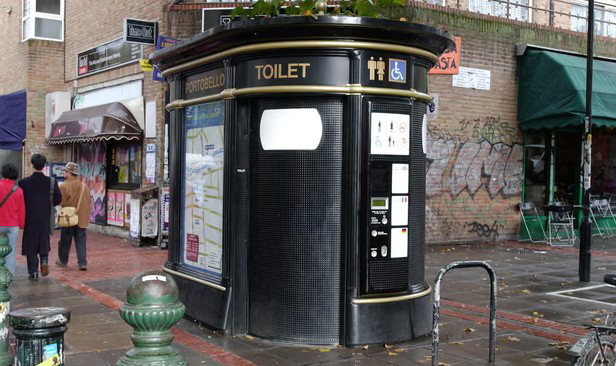 Nhà vệ sinh công cộng trên đường Portobello, London, Anh, năm 2003. Ảnh: Martin Godwin/The Guardian