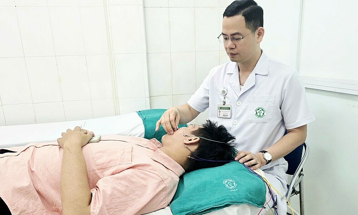 Nguy cơ liệt mặt giữa mùa nắng nóng