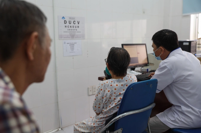 Người dân khám bệnh miễn phí tại trạm y tế phường Tăng Nhơn Phú nhân ngày Sức khỏe toàn dân 7/4. Ảnh: Quỳnh Trần