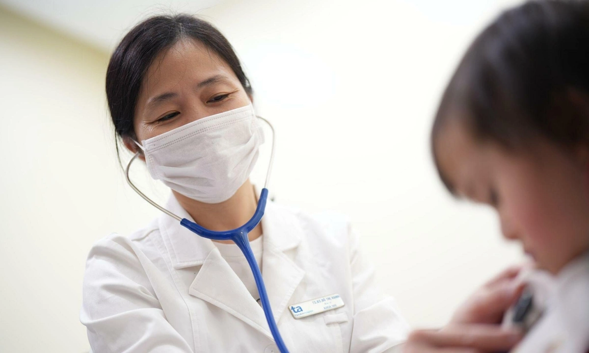 Trẻ nghẹt mũi có nên dùng nước muối sinh lý thường xuyên?