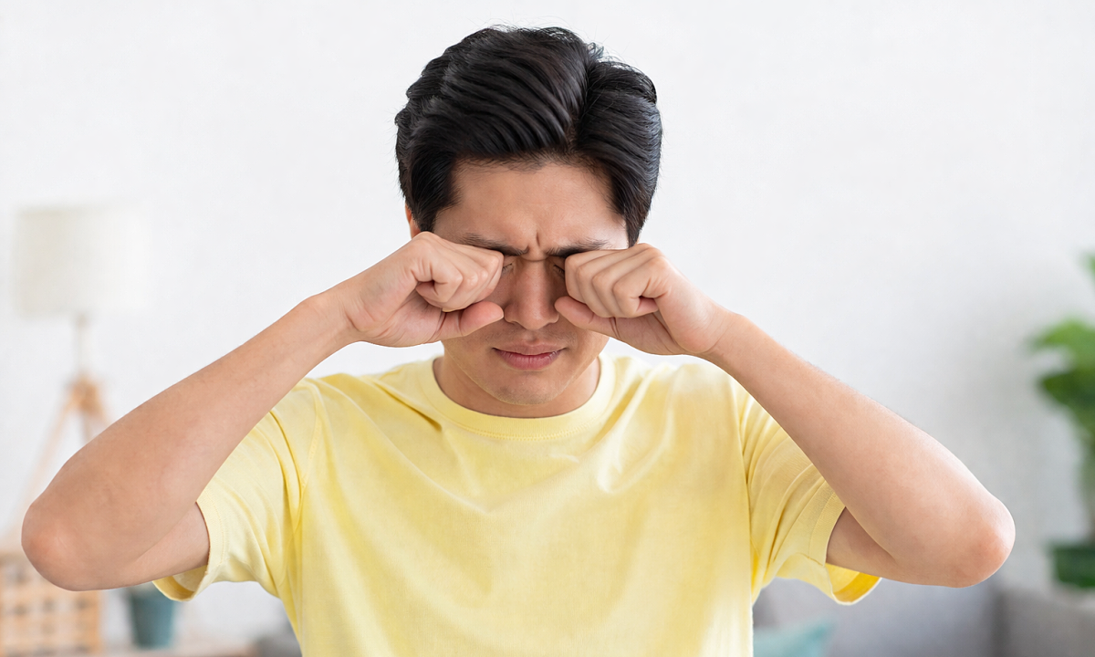 Ghèn mắt tiết lộ điều gì về sức khỏe?