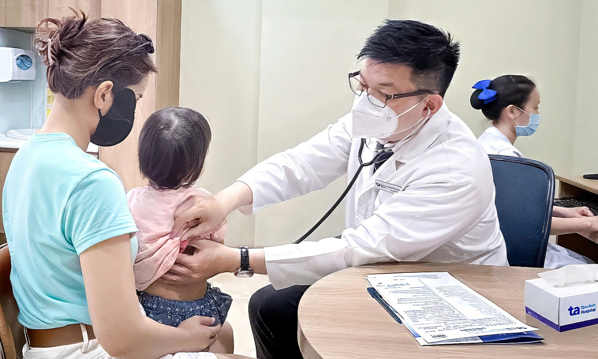 5 dấu hiệu trẻ mắc bệnh truyền nhiễm mùa nóng