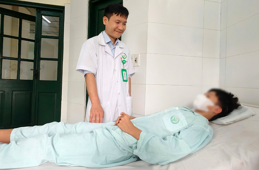 Trò đùa dựng bút bi trên ghế khiến nam sinh rách niệu đạo