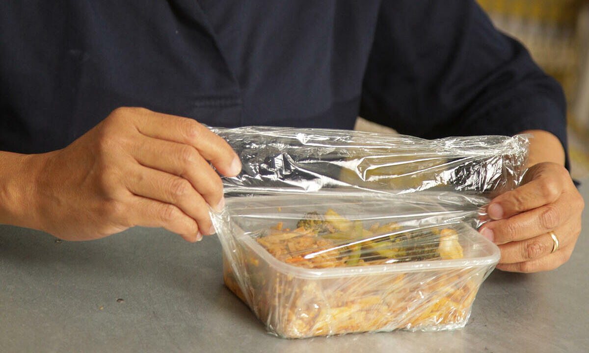 Ba sai lầm khi đựng đồ ăn nóng khiến cơ thể nhiễm độc nhựa