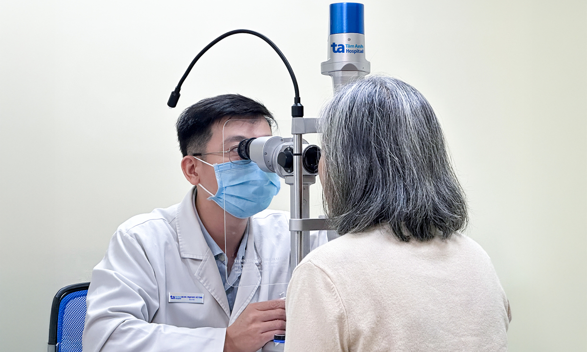 Xuất huyết kết mạc kèm phù hoàng điểm