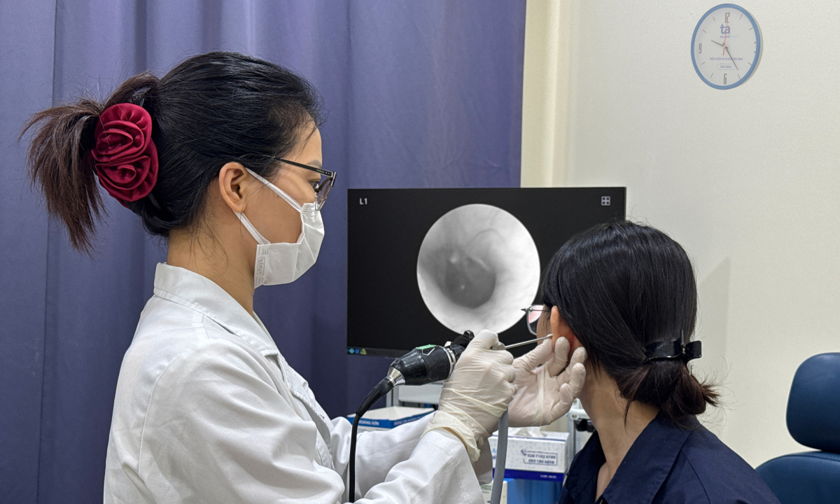 Viêm tai ngoài do thói quen ngoáy tai bằng lông vũ