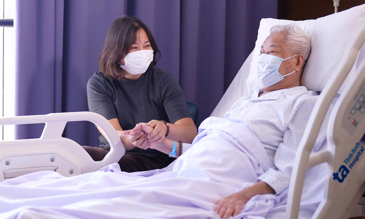 Dùng thuốc sinh học chữa bệnh tự miễn cho cụ ông